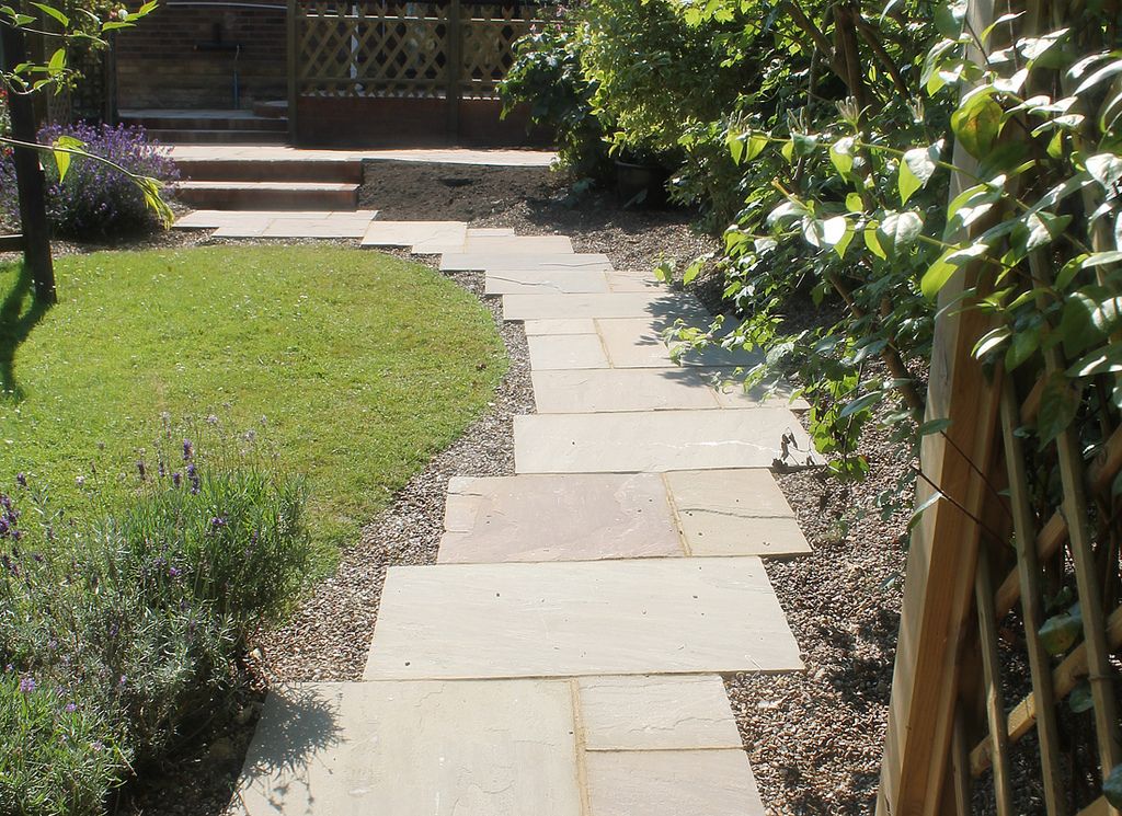 Staggered garden path | Garden paving, Garden paths, Garden pathway